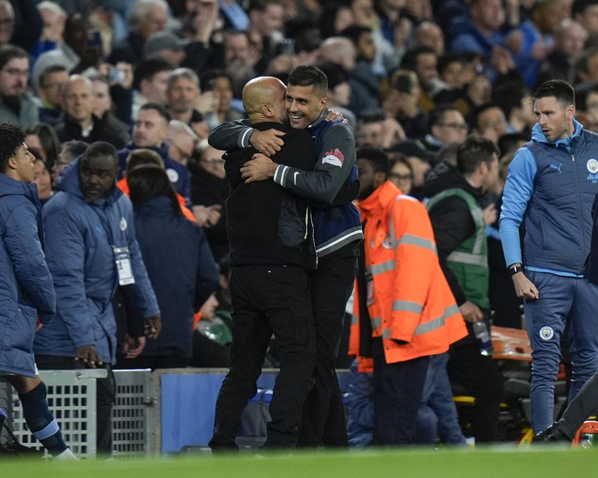Guardiola festeja vitória com Rodri