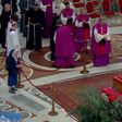 VÍDEO: freira quebra o protocolo no funeral do Papa e emociona o mundo