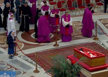 VÍDEO: freira quebra o protocolo no funeral do Papa e emociona o mundo