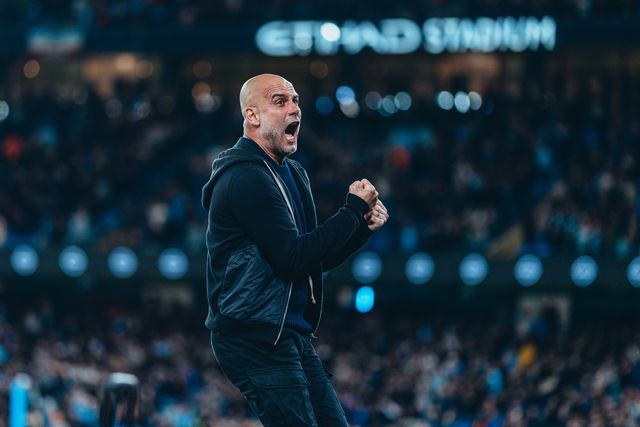 Pep Guardiola eufórico com a vitória do Man. City no Etihad, na compensação