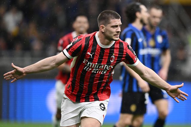 Jovic a celebrar o golo no dérbi de Milão