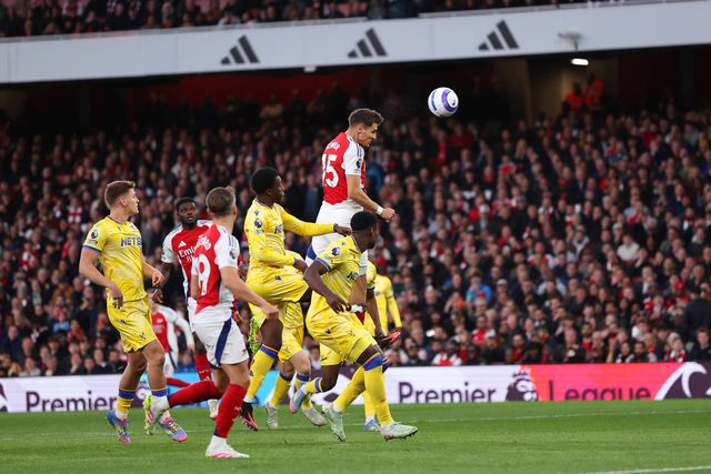 Arsenal não cumpre, mas adia título do Liverpool