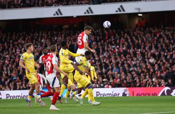 Arsenal não cumpre, mas adia título do Liverpool
