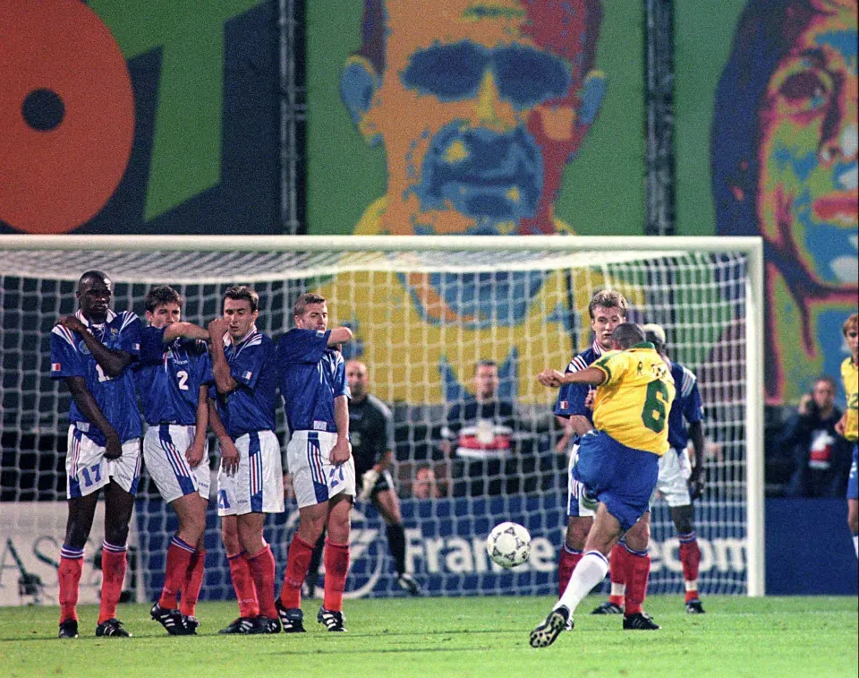 Autênticas obras de arte! 10 livres diretos que marcaram o futebol (vídeos)