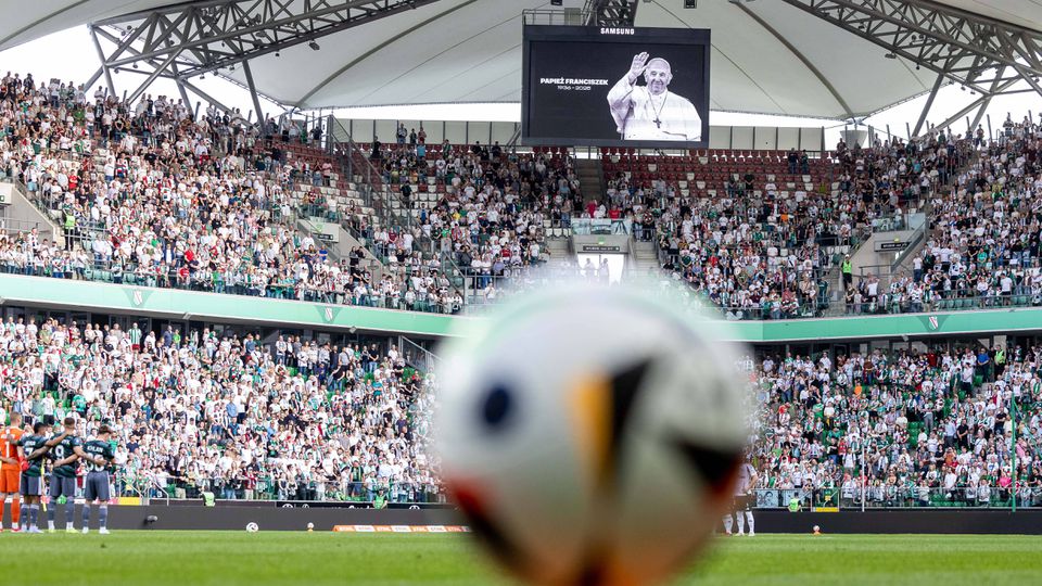 Foram várias as homenagens do futebol ao Papa Francisco (Foto: IMAGO)