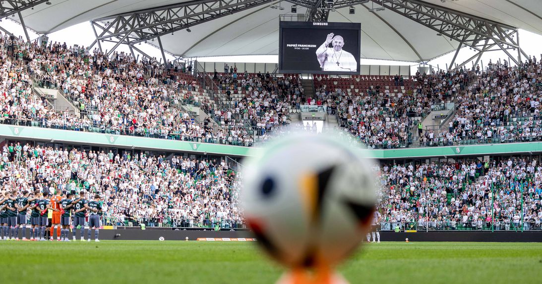 Foram várias as homenagens do futebol ao Papa Francisco (Foto: IMAGO)