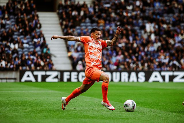 Lateral-direito brasileiro assume que o plantel quer escrever uma página de história na vida do clube (Foto: Famalicão)