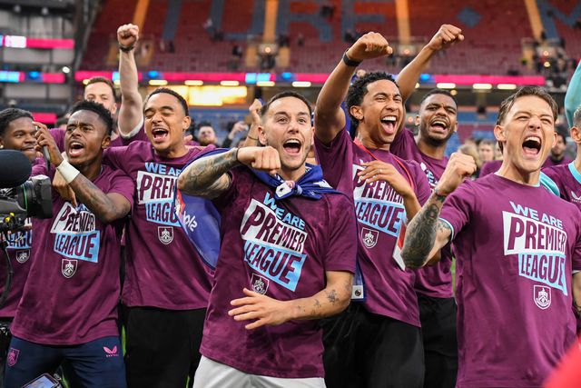 Jogadores do Burnley a celebrarem a subida à Premier League em Turf Moor