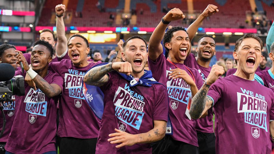 Jogadores do Burnley a celebrarem a subida à Premier League em Turf Moor