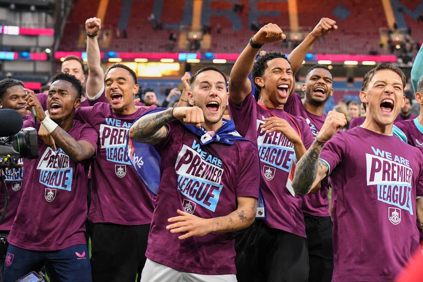 Jogadores do Burnley a celebrarem a subida à Premier League em Turf Moor