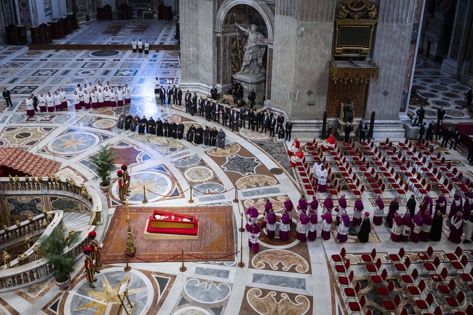 Caixão do Papa Francisco na Basílica de São Pedro 