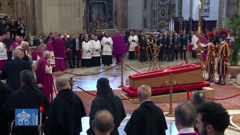 Geneviève Jeanningros quebrou o protocolo no funeral do Papa