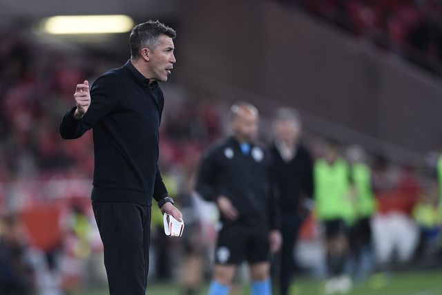 Bruno Lage dá indicações à equipa no jogo com o Tirsense, da segunda mão da meia-final da Taça de Portugal, na Luz