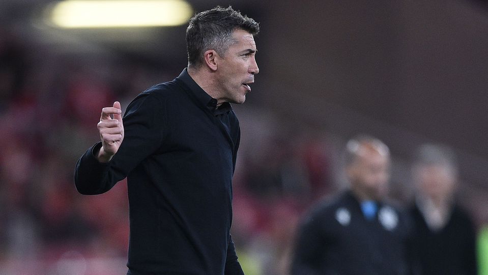Bruno Lage dá indicações à equipa no jogo com o Tirsense, da segunda mão da meia-final da Taça de Portugal, na Luz