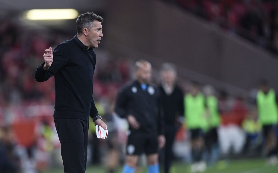 Bruno Lage dá indicações à equipa no jogo com o Tirsense, da segunda mão da meia-final da Taça de Portugal, na Luz