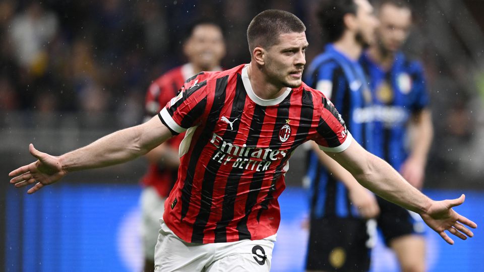 Jovic a celebrar o primeiro de dois golos no dérbi de Milão