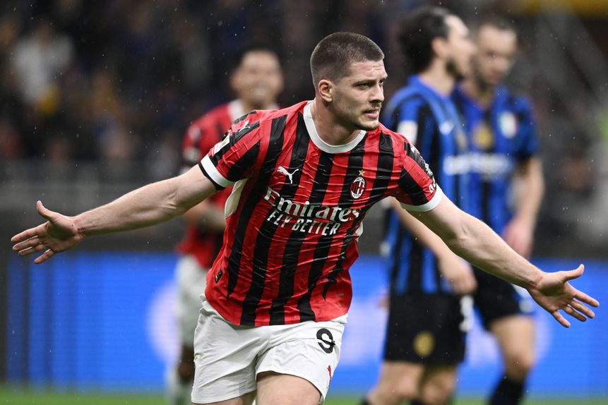 Jovic a celebrar o primeiro de dois golos no dérbi de Milão