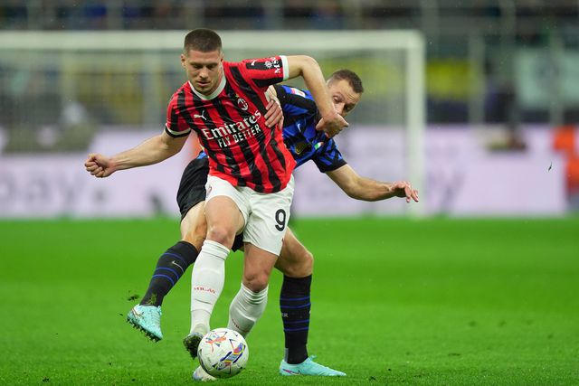 Jovic num duelo com De Vrij