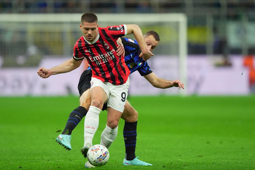 Jovic num duelo com De Vrij