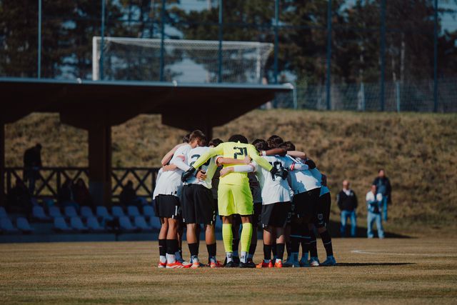 Quando uma equipa de Sub-16 atua melhor em conjunto do que a Assembleia da República