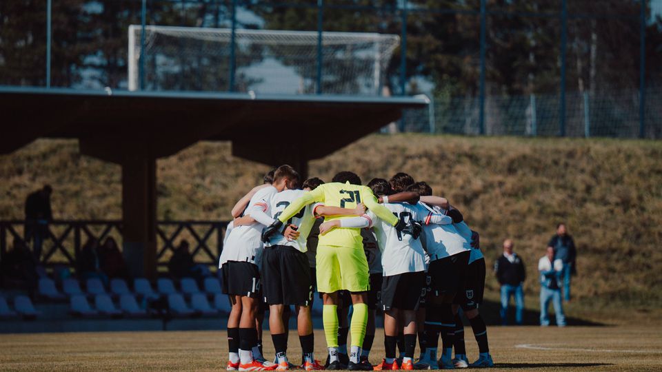 Quando uma equipa de Sub-16 atua melhor em conjunto do que a Assembleia da República
