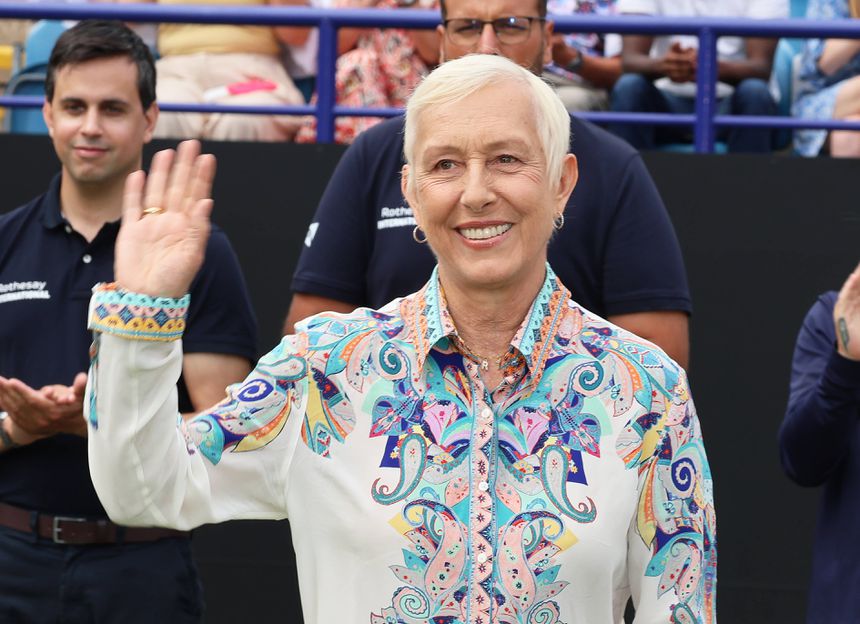 Martina Navratilova acena ao público
