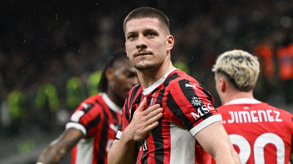 Jovic a celebrar o bis no dérbi de Milão