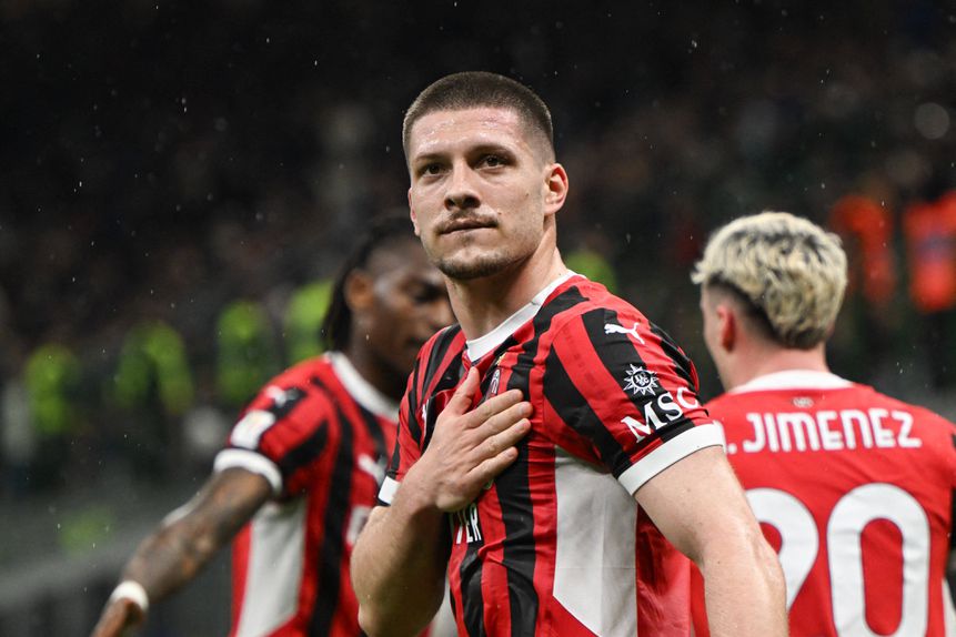 Jovic a celebrar o bis no dérbi de Milão