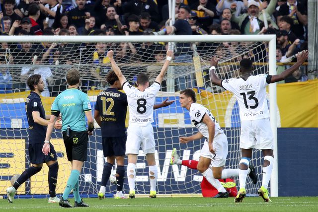 Duas lesões aos 10 minutos não impedem Parma de vencer a Juventus