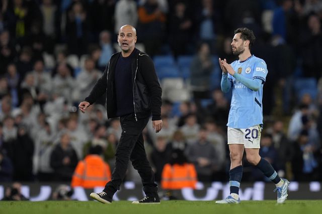 Pep Guardiola e Bernardo Silva no final do Manchester City-Aston Villa (foto: IMAGO)