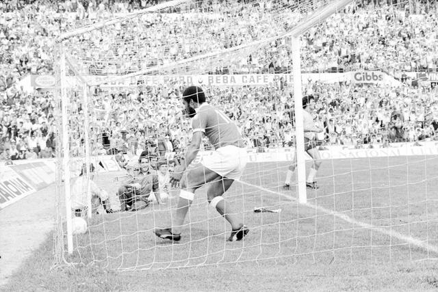 Eusébio, aqui num jogo com o Montijo em 1973. FOTO A BOLA
