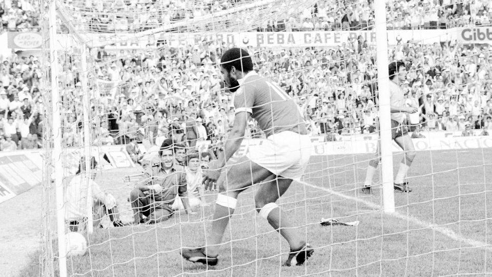 Eusébio, aqui num jogo com o Montijo em 1973. FOTO A BOLA