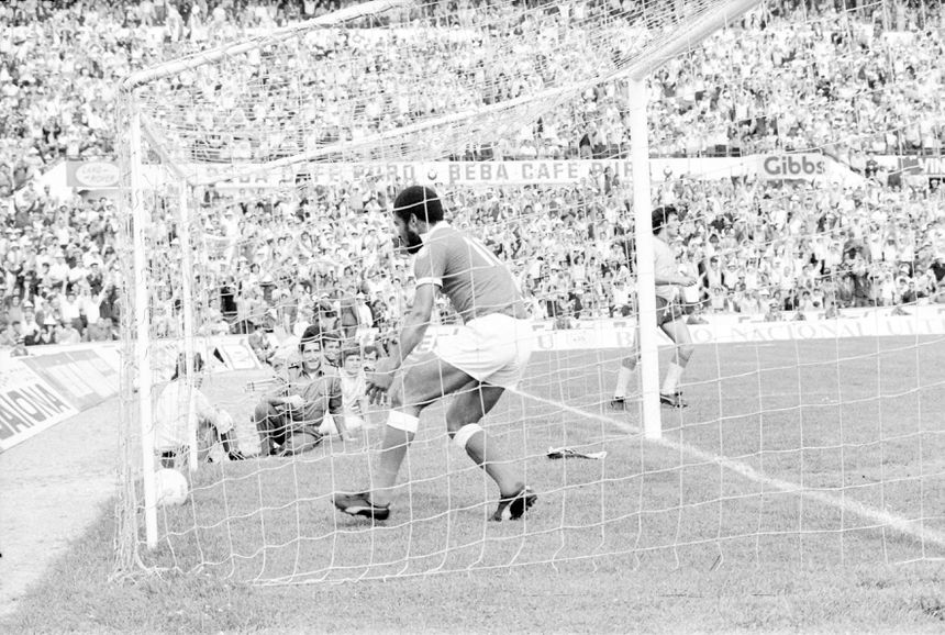 Eusébio, aqui num jogo com o Montijo em 1973. FOTO A BOLA