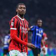 Rafael Leão a jogar pelo Milan no dérbi de Milão, em San Siro