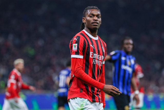 Rafael Leão a jogar pelo Milan no dérbi de Milão, em San Siro