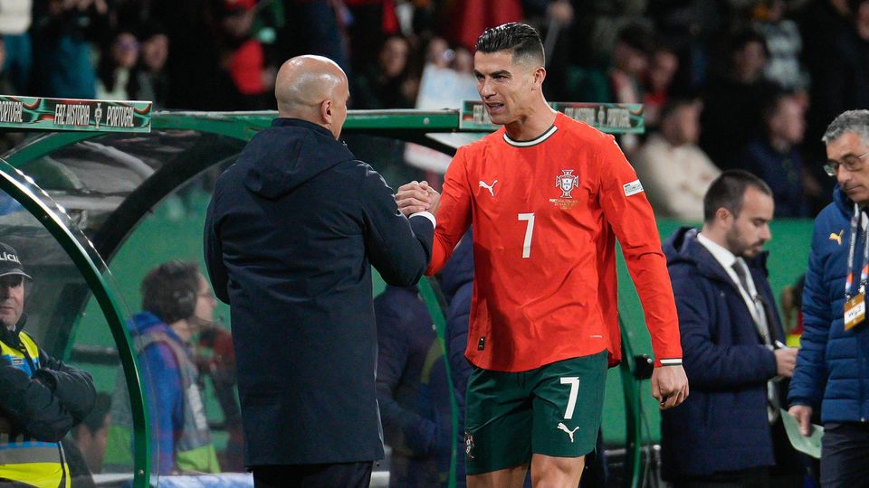 Cristiano Ronaldo a cumprimentar Roberto Martínez, em Alvalade, nos 'quartos' com a Dinamarca