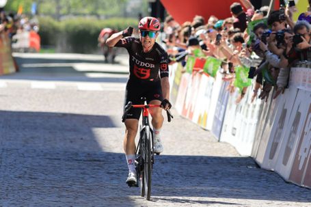 Antigo patinador de velocidade dá espetáculo na Volta aos Alpes