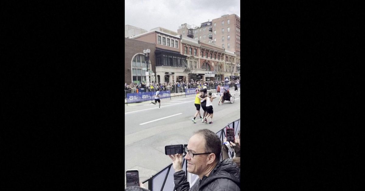 Colapsa na maratona de Boston e é carregado por dois atletas até à meta