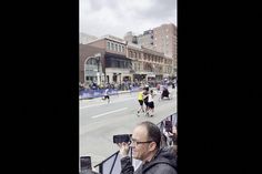 Colapsa na maratona de Boston e é carregado por dois atletas até à meta