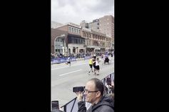 Colapsa na maratona de Boston e é carregado por dois atletas até à meta