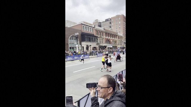 Colapsa na maratona de Boston e é carregado por dois atletas até à meta