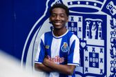 Lausley Julião assina contrato de formação - Foto: FC Porto