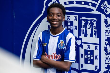 Lausley Julião assina contrato de formação - Foto: FC Porto
