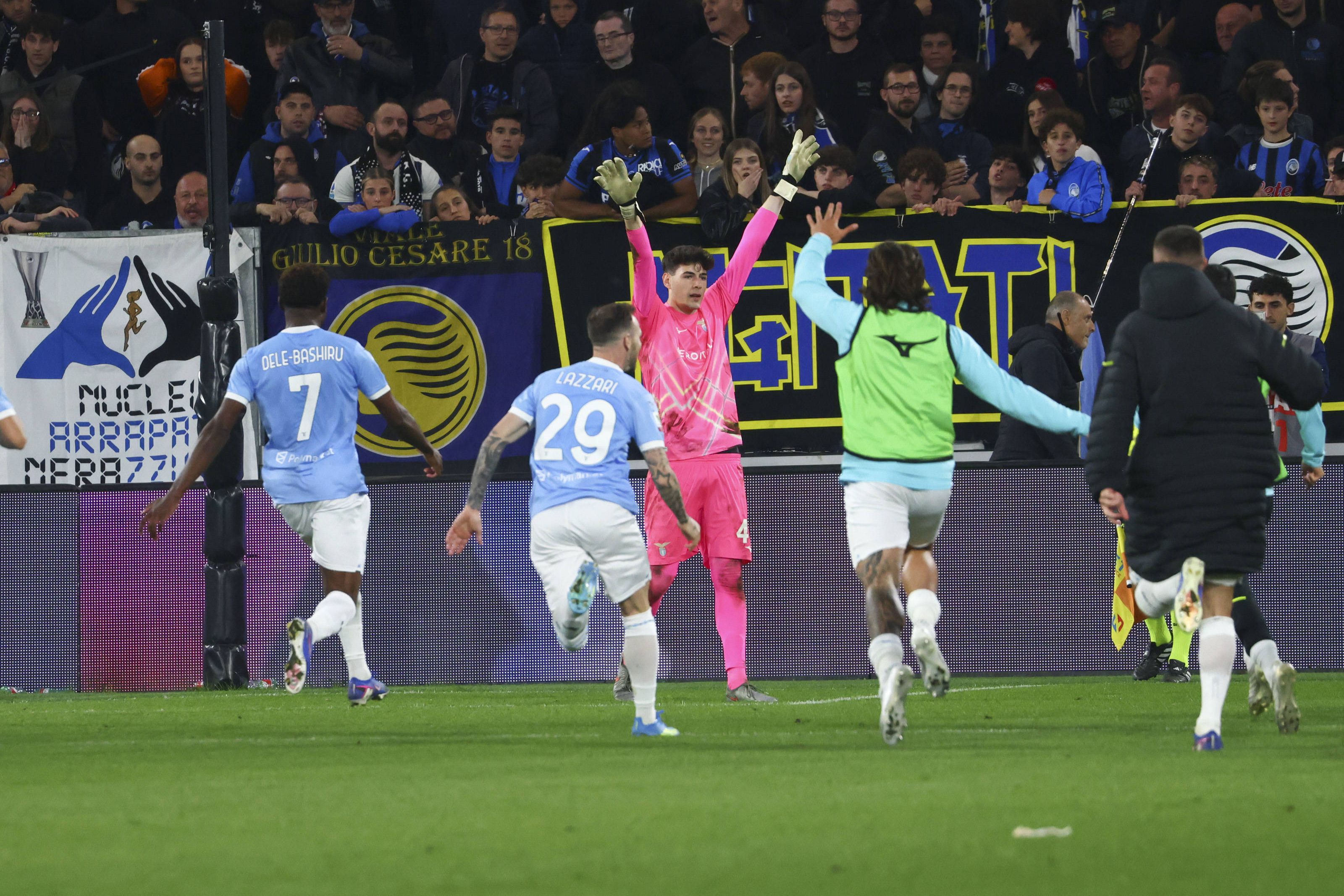 Jogadores da Lazio festejam com Motta