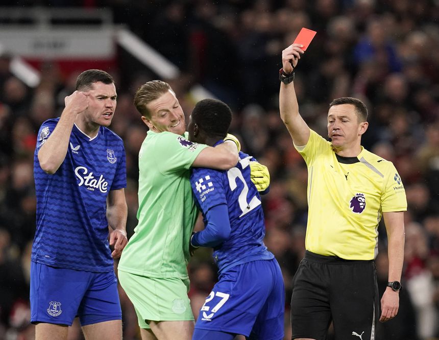 Em novembro do ano passado, o Everton visitou o Man. United e ficou com menos um aos 13', tudo porque Gueye deu uma chapada no companheiro Michael Keane. Tudo acabou bem: mesmo com menos um, os toffees venceram (1-0) - Foto: IMAGO