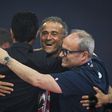 Al Khelaifi, presidente do PSG, Luis Enrique, treinador, e Luís Campos, diretor, abraçados