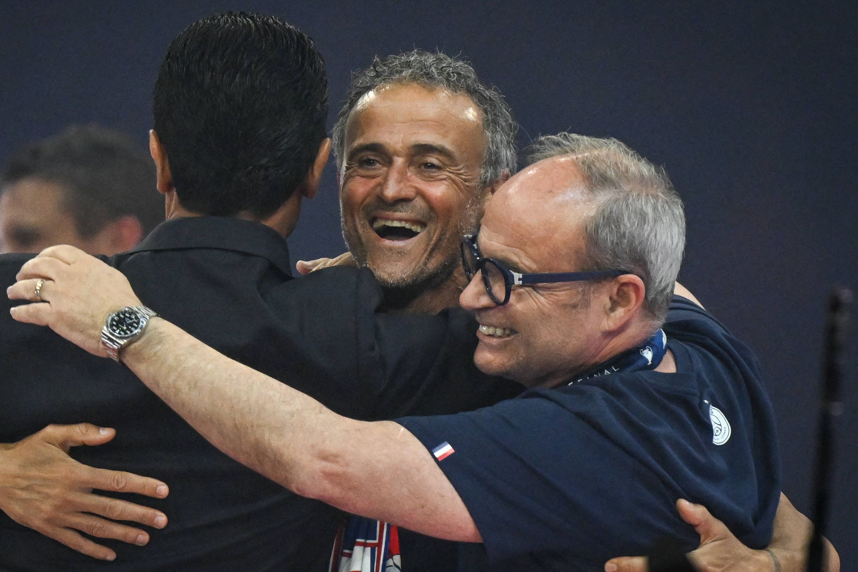 Al Khelaifi, presidente do PSG, Luis Enrique, treinador, e Luís Campos, diretor, abraçados