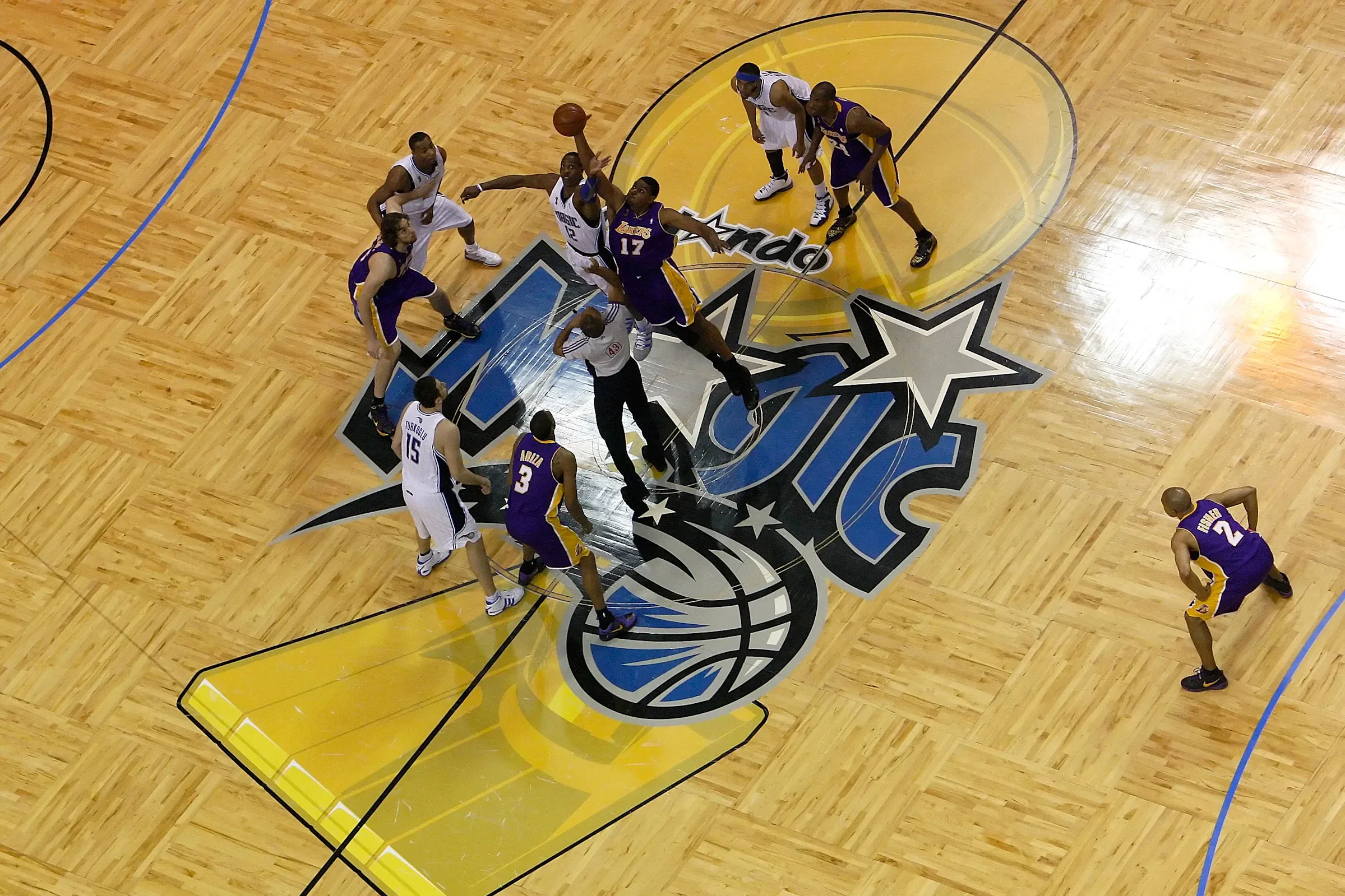 O Troféu Larry O'Brien colocado no centro de campo dos Magic na final contra os Lakers em 2008/09