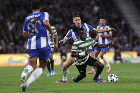 Bednarek em duelo com Quenda - Foto: EPA/ESTELA SILVA