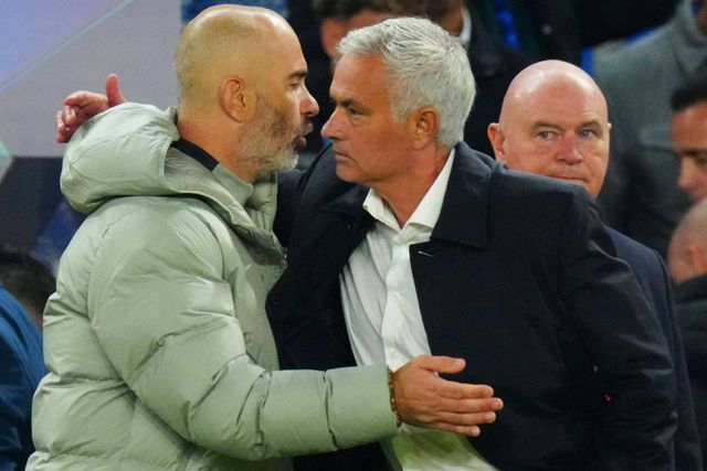 Cumprimento entre Enzo Maresca e José Mourinho no Chelsea-Benfica, na fase de liga da Champions